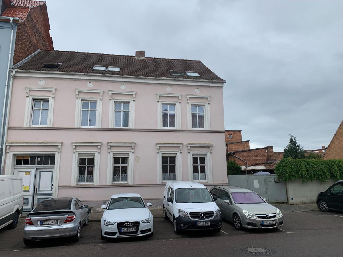 Best-Preis -Gold Suite- Mit Netflix, Self-Check-In, Ebike Ladestation, Fahrradraum, Wlan, Netflix Und Massagesessel - Direkt Am Elberadweg Im Herzen Von Wittenberge Dış mekan fotoğraf